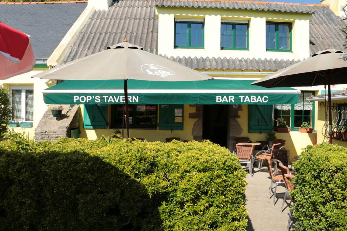 Pops Tavern Bar Tabac De Lîle De Groix Dans Le Village