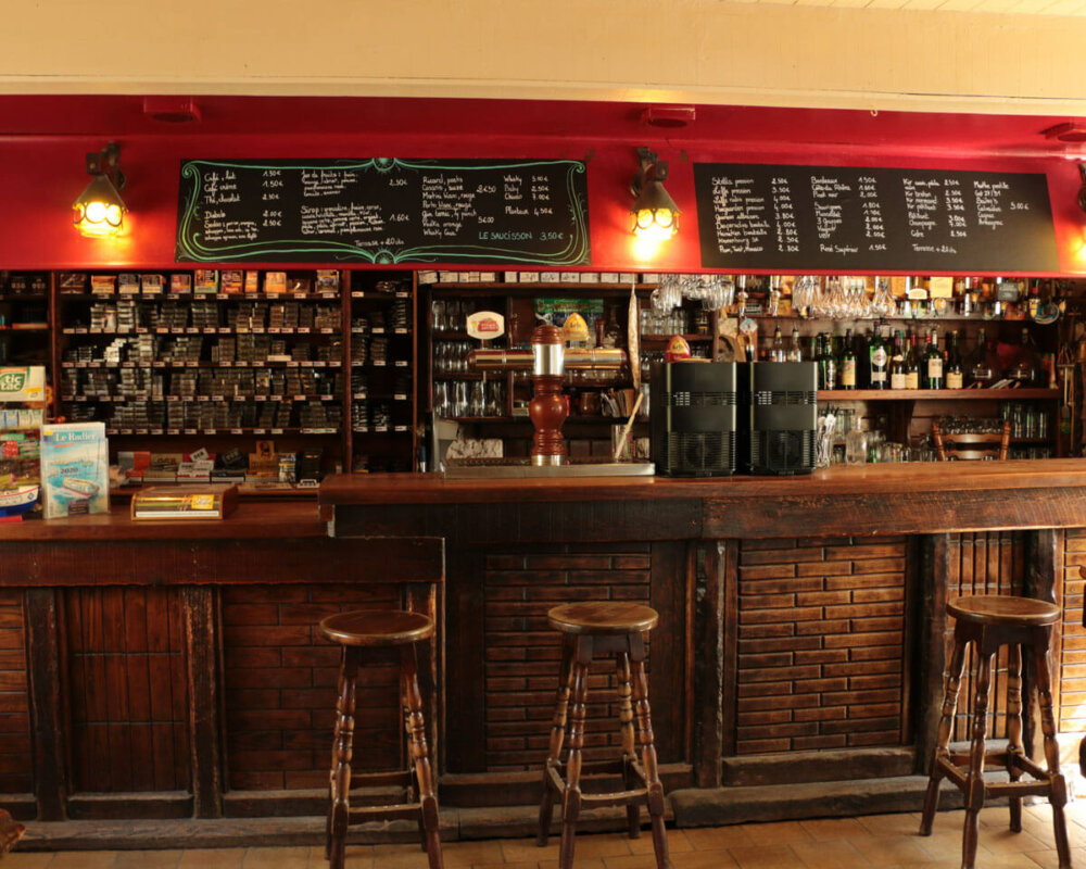 Pops Tavern Bar Tabac De Lîle De Groix Dans Le Village
